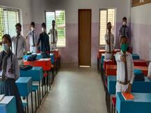 दरभंगा: कोरोना अनलॉक में दोबारा खुले स्कूल, गाइडलाइंस का पालन करते दिख रहे बच्चे