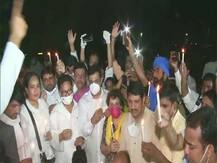 हाथरस गैंगरेप: दिल्ली में सफदरजंग अस्पताल के बाहर भीम आर्मी और कांग्रेस कार्यकर्ताओं ने किया प्रदर्शन