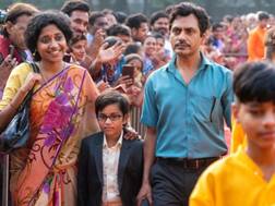 Serious Men Review: अपनी महत्वाकांक्षा के सर्कस में बेटे को जोकर बनाने वाले पिता की कहानी