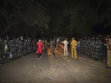 हाथरस में दरिंदगी की शिकार बेटी का पुलिस ने जबरन किया अंतिम संस्कार, नहीं सुनी परिवारवालों की गुहार