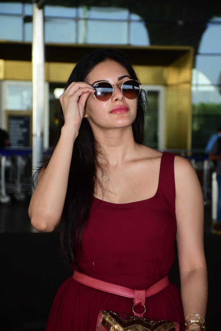 कोरोना वायरस महामारी को देखते हुए अमायरा ने मास्क पहना हुआ था. हालांकि उन्होंने पैपराजी को देखते हुए अपना मास्क उतार दिया और फोटो के लिए कई पोज दिए. 