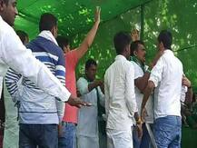 Bihar Election: भाषण देने की होड़ में आपस में भिड़े RJD नेता और कार्यकर्ता, मंच पर की मारपीट