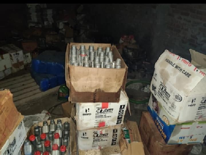 आगरा: नकली मोबिल ऑयल बनाने वालों का भंडाफोड़, लाखों का माल जब्त, आरोपी फरार