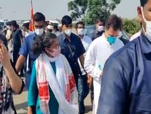 हाथरस जा रहे राहुल-प्रियंका गांधी के काफिले को रोका गया, पैदल निकल पड़े दोनों नेता