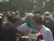हाथरस के लिए पैदल जा रहे राहुल गांधी के साथ पुलिस ने की धक्कामुक्की, जमीन पर गिरे कांग्रेस के पूर्व अध्यक्ष