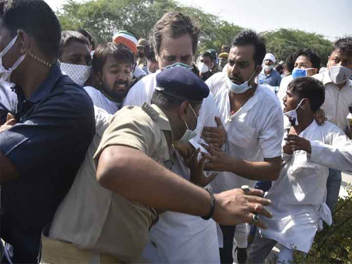 PHOTOS: हाथरस के लिए जा रहे राहुल गांधी के साथ यूपी पुलिस ने की धक्कामुक्की, सड़क पर गिरे राहुल