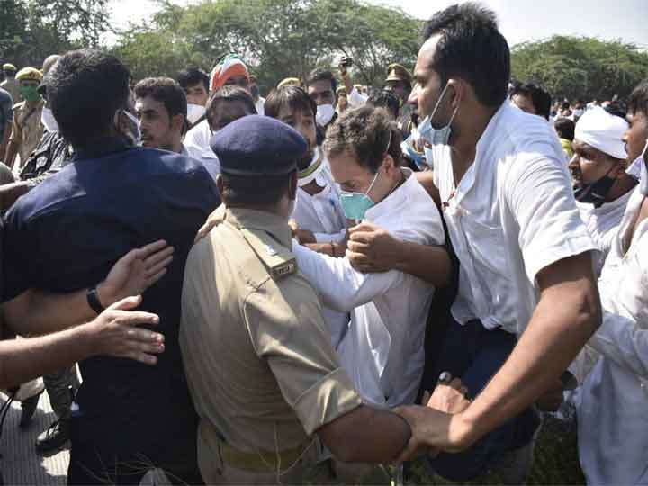 PHOTOS: हाथरस के लिए जा रहे राहुल गांधी के साथ यूपी पुलिस ने की धक्कामुक्की, सड़क पर गिरे राहुल