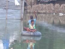 गोरखपुर: गांव में बाढ़ के बीच मुसीबत में कट रही है जिंदगी, मजबूरी में जान की बाजी लगा रहे हैं लोग