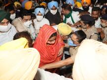 कृषि कानून: प्रदर्शन कर रहीं हरसिमरत कौर बादल और सुखबीर सिंह बादल को हिरासत में लिया गया