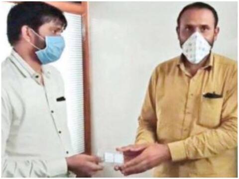 इमानदारी की मिसाल: गुजरात के सूरत में शख्स को मिला हीरों से भरा पैकेट, बाद में लौटाया इमानदारी की मिसाल: गुजरात के सूरत में शख्स को मिला हीरों से भरा पैकेट, बाद में लौटाया