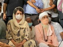 हाथरस मामला: प्रियंका गांधी दिल्ली स्थित वाल्मीकि मंदिर में प्रार्थना सभा में शामिल हुईं