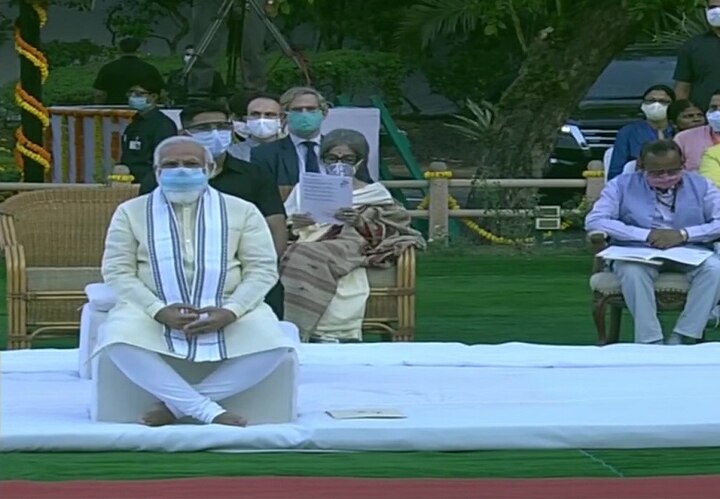 PM Narendra Modi attends prayer meet for Mahatma Gandhi on his birth anniversary पीएम मोदी पहुंचे गांधी स्मृति, प्रार्थना सभा में लिया भाग