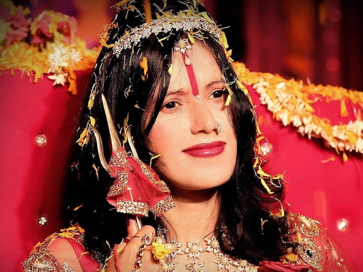 टीवी का पॉपुलर और विवादित रहना वाला शो बिग बॉस का 14वां सीजन 3 अक्टूबर से ऑनएयर हो रहा है. इस सीजन में स्वयंभू देवी राधे मां भी बतौर कंटेस्टेंट हिस्सा ले रही हैं. इनके शामिल होने भर से ही शो को लेकर चर्चा शुरू हो गई है और राधे मां विवादों में घिर गई हैं.