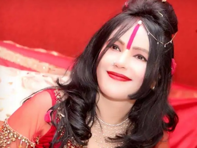 राधे मां की तस्वीरें और वीडियो सोशल मीडिया पर अक्सर वायरल होती हैं. पिछले साल जुलाई में हरियाणा के पानीपत राधे मां प्रवचन के लिए पहुंची थी. यहां एक पत्रकार ने उन पर संगीन आरोप लगाए, जिसका वीडियो काफी तेजी से वायरल हुआ. पत्रकार ने आरोप लगाया था कि राधे मां ने हाथापाई की थी और उनसे बदसलूकी थी.