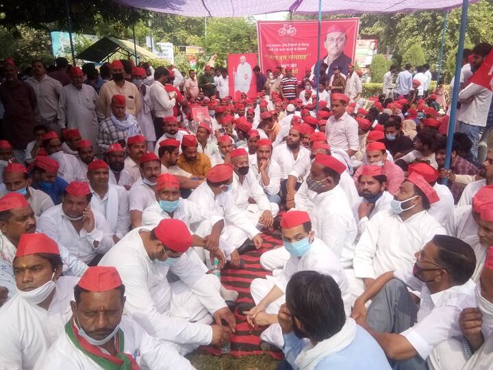 मेरठ: मौन व्रत पर बैठे समाजवादी पार्टी के कार्यकर्ता, हाथरस कांड और किसान कानून का कर रहे विरोध Meerut: Samajwadi Party workers sitting on silent fast, protesting against Hathras Case ANN मेरठ: मौन व्रत पर बैठे समाजवादी पार्टी के कार्यकर्ता, हाथरस कांड और किसान कानून का कर रहे विरोध