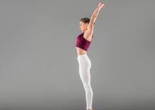 लंबाई बढ़ाने और रीढ़ को मजबूत करने में बेहद फायदेमंद है 'ताड़ासन', जानिए करने का तरीका