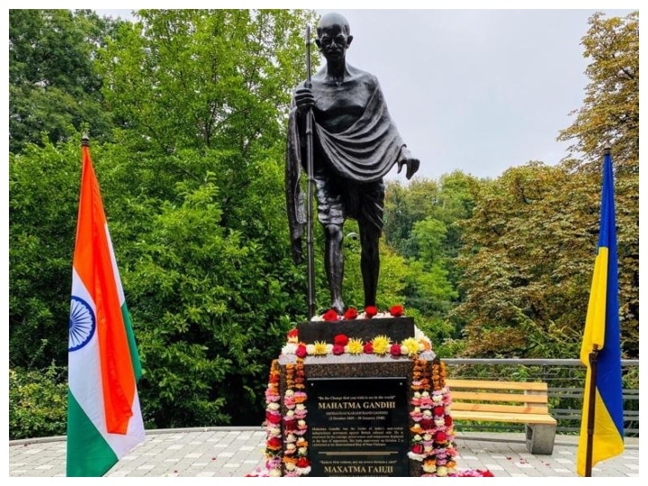 A bronze statue of Mahatma Gandhi inaugurated in Capital of Ukraine Kyiv On Gandhi Jayanti यूक्रेन की राजधानी कीव में महात्मा गांधी की कांस्य प्रतिमा का हुआ अनावरण