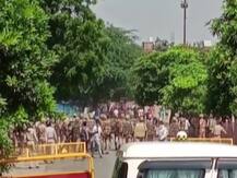 आगरा: हाथरस कांड के विरोध में वाल्मीकि समाज के लोगों ने पुलिस पर किया पथराव, फोर्स तैनात