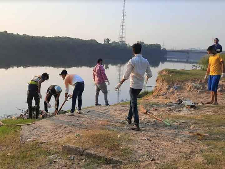 दिल्ली: ABVP और विकासार्थ विद्यार्थी ने चलाया यमुना स्वच्छता अभियान