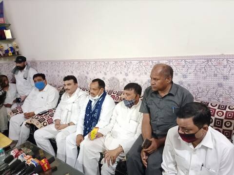 अमरोहाः उपचुनाव के लिए बसपा ने कसी कमर, प्रभारियों ने बैठक कर बनाई योजना अमरोहाः उपचुनाव के लिए बसपा ने कसी कमर, प्रभारियों ने बैठक कर बनाई योजना