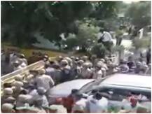 हाथरसः भारी संख्या में पीड़िता के गांव पहुंचे SP कार्यकर्ता, धारा 144 का किया उल्लंघन तो पुलिस ने किया लाठीचार्ज