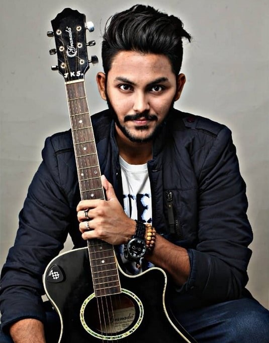 जान कुमार सानु: पाश्र्व गायक कुमार सानू के बेटे जान पहले ऐसे प्रतियोगी थे जिनकी पुष्टि शो के होस्ट सलमान खान ने की थी. जान एक गायक भी है, और वह अपने पिता की छाया से बाहर निकलना चाहते हैं. उन्होंने आईएएनएस को बताया कि उन्हें लगता है कि रियलिटी शो उनके लिए अपनी जगह बनाने के लिए एक अच्छा मंच होगा.