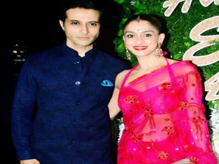 बिग बॉस के सीजन 7 में शिल्पा काफी तेज-तरार सी दिखाई पड़ी थीं, वहीं दूसरी तरफ अपूर्व थोड़े शांत स्वभाव के दिखे थे. लेकिन उस सीजन में बतौर जोड़ी ये किसी का भी ज्यादा दिल जीतने में कामयाब नहीं रहे. दोनों जोड़ियां घर के अंदर ही बनी थीं, लेकिन उनका लगातार सुर्खियों में बने रहने का सिलसिला जारी था. 