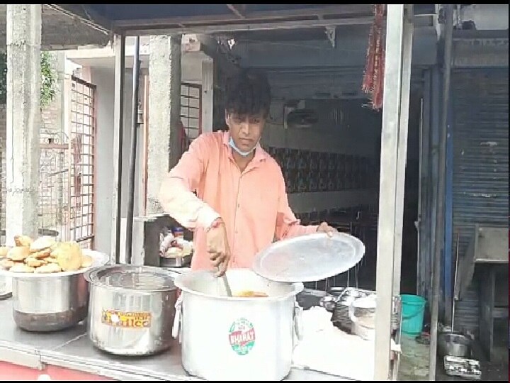 Comedian Pradeep Pagal selling food for livelihood in Saharanpur ANN सहारनपुर: लॉकडाउन ने किया हास्य कलाकार का बुरा हाल, घर चलाने के लिए बेच रहे खाना