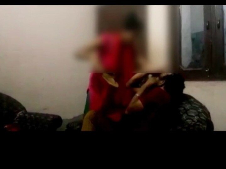 Woman beats the man who molested her since two month in Meerut ANN मेरठ: अश्लील मैसेज भेजने वाले शख्स को महिला ने सिखाया सबक, घर बुलाकर की चप्पल से पिटाई