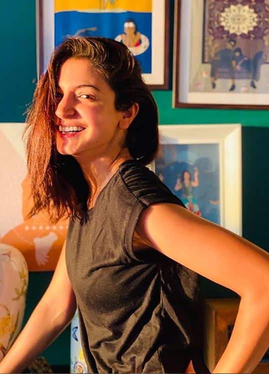 अनुष्का शर्मा की इस फोटो पर टीवी-बॉलीवुड एक्ट्रेस मौनी रॉय ने रिएक्शन दिया है. इसके साथ ही मौनी रॉय ने एक लाल गुलाब वाला इमोजी भी बनाया है. मौनी रॉय लिखती हैं, “बेल्लीसिमा, जिसका मतलब होता है बेहद खूबसूरत.” बता दें कि बेल्लीसीमा एक इटैलियन शब्द है. यह महिलाओं को कॉम्प्लीमेंट देने के लिए इस्तेमाल किया जाता है. (Photo Credit: Anushka Sharma Instagram)