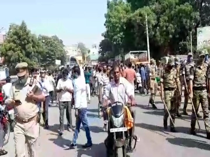 Sanitation workers Protest at Ghaziabad Municipal Corporation over hathras case ann गाजियाबाद: हाथरस केस के विरोध में सफाई कर्मचारियों ने किया प्रदर्शन, बोले- हमारी ताकत को कम न आंके सरकार