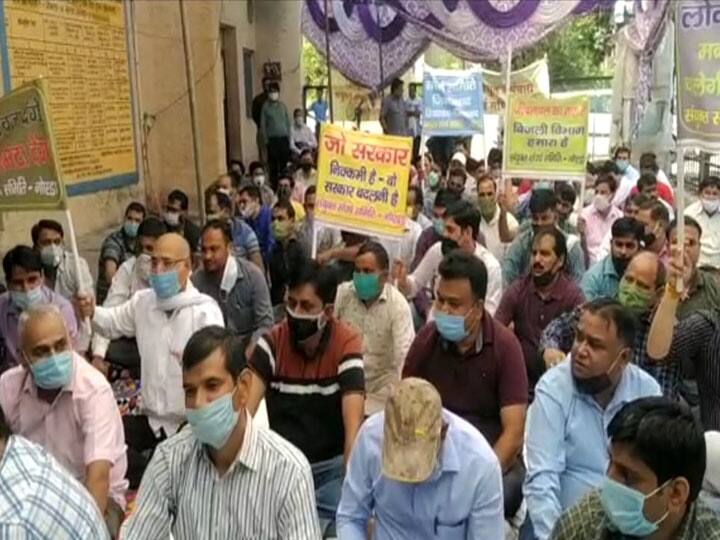 नोएडा: निजीकरण के विरोध में बिजली कर्मचारियों का प्रदर्शन, काम का किया बहिष्कार