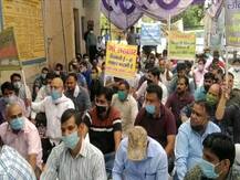 नोएडा: निजीकरण के विरोध में बिजली कर्मचारियों का प्रदर्शन, काम का किया बहिष्कार