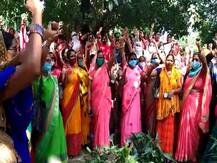 गोरखपुर: आंगनबाड़ी वर्कस ने 62 साल की उम्र में निकालने का किया विरोध, सरकार से की ये मांग 