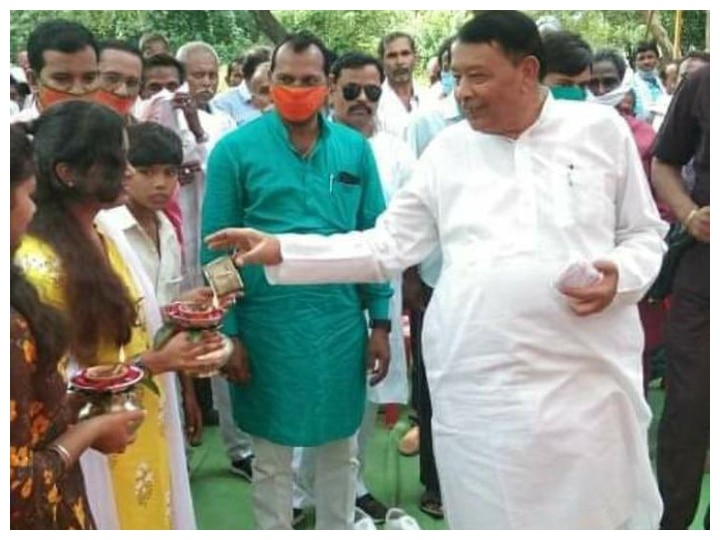 BJP Minister Bisahulal Singh in MP Seen distributing money to kids in a viral video ANN वायरल वीडियो में नोट बांटते नजर आए मध्य प्रदेश के मंत्री बिसाहूलाल सिंह