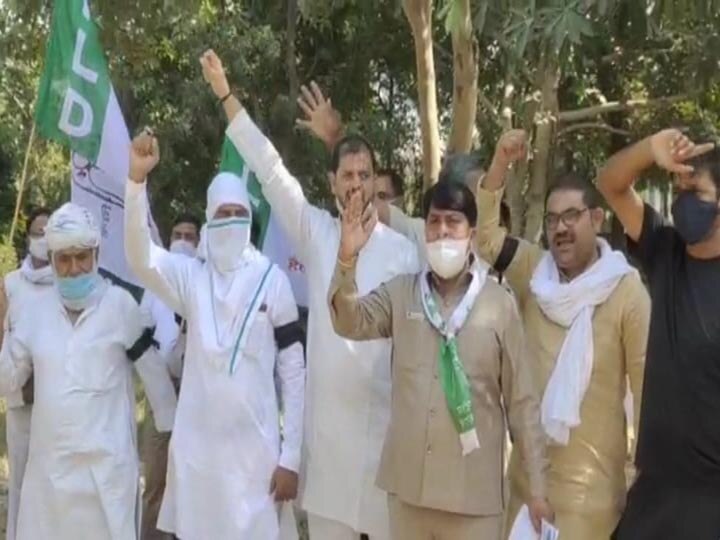 RLD Workers protest against lathi charge on Jayant chaudhary ann जयंत चौधरी पर लाठचार्ज के विरोध में रालोद कार्यकर्ताओं का जिला मुख्यालय पर प्रदर्शन, की नारेबाजी