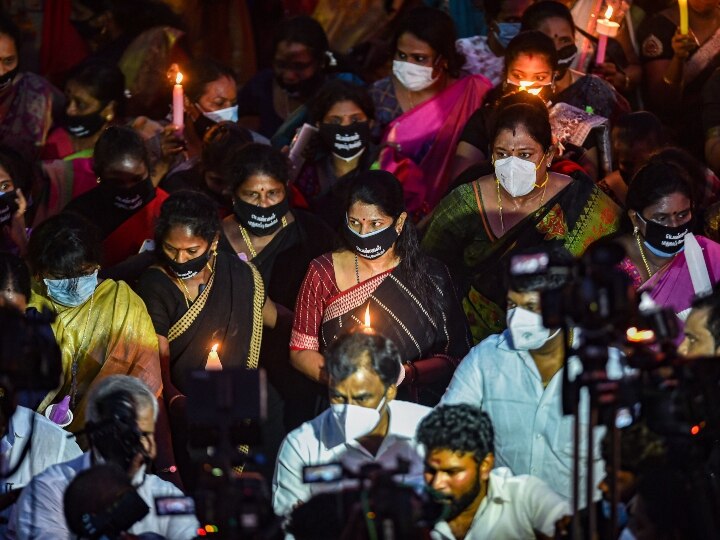 DMK Kanimozhi holds candle during protest march against Hathras incident हाथरस की घटना के विरोध में कैंडल मार्च, कनिमोझी बोलीं- बीजेपी को महिलाओं से ज्यादा गाय को बचाने की चिंता