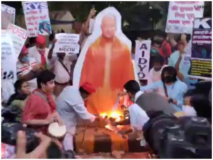 Left student organization AISA protest against Hathras case burn effigy of Yogi Adityanath ANN