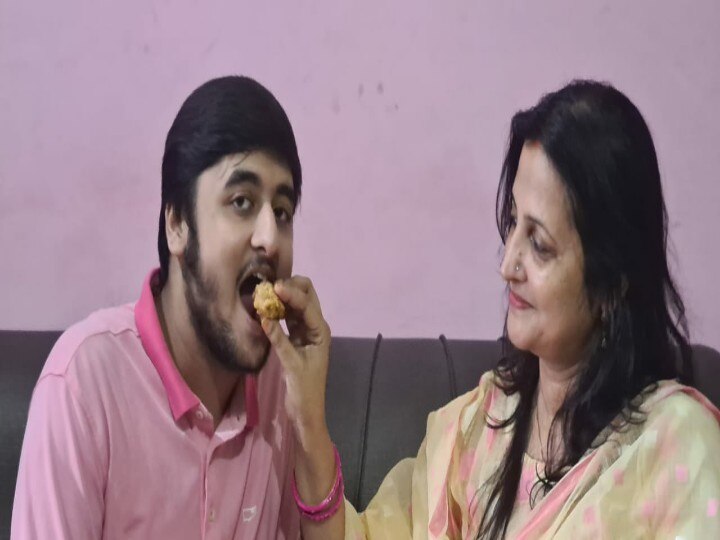 Saharsa: Anjaneesh brightens parents name by bringing All India 858th rank in JEE Advanced ann सहरसा: JEE एडवांस में ऑल इंडिया 858वां रैंक लाकर अंजनेश ने माता-पिता का नाम किया रौशन