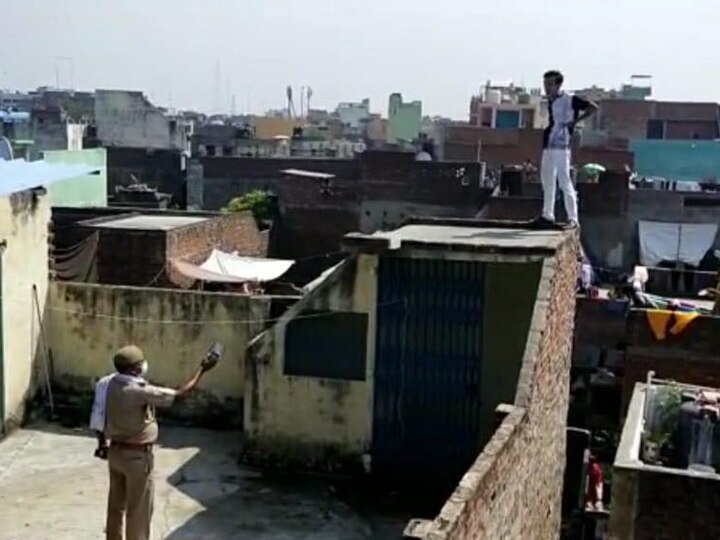 Moradabad Police captures youth trying to commit suicide ANN मुरादाबादः पसंदीदा मोबाइल नहीं मिला तो तीन मंजिला मकान की छत पर चढ़ा युवक, पुलिस ने उतारा