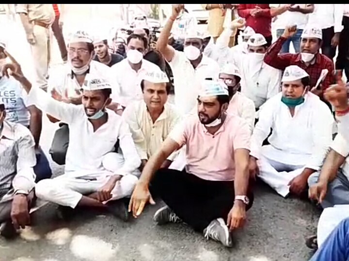 Aam Aadmi party protest against Yogi Adityanath Government in Meerut ANN हाथरस मामले को लेकर आम आदमी पार्टी ने किया प्रदर्शन, कहा- डरा हुआ है पीड़िता का परिवार