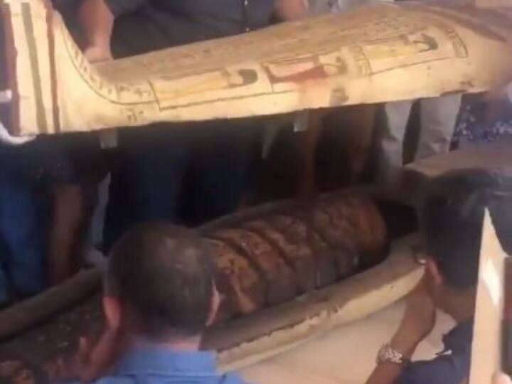 Ancient mummy coffin closed for two and a half thousand years opened in front of live audience, video goes viral ढाई हजार साल से बंद प्राचीन ममी ताबूत दर्शकों के सामने खुला LIVE, वीडियो हुआ वायरल