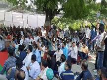 मेरठ: दूसरे दिन भी बिजली कर्मचारियों का धरना प्रदर्शन जारी, अब चेयरमैन पर लगाये आरोप