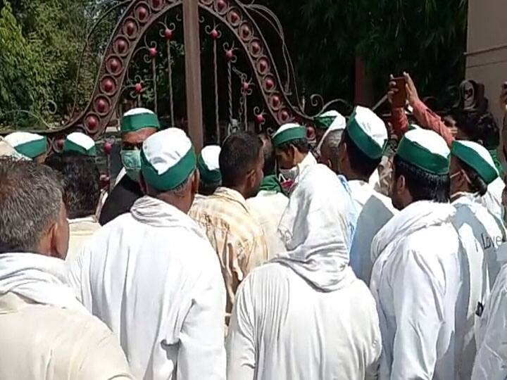 मेरठ: किसानों ने कमिश्नर दफ्तर के बाहर किया प्रदर्शन, बोले- वापस ली जाए एफआईआर Meerut farmers protest outside the commissioner office said withdraw FIR ann मेरठ: किसानों ने कमिश्नर दफ्तर के बाहर किया प्रदर्शन, बोले- वापस ली जाए एफआईआर