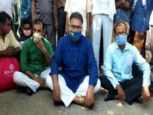 जालौन: तहसीलदार के खिलाफ धरने पर बैठे सत्ताधारी विधायक के प्रतिनिधि, जमकर की नारेबाजी