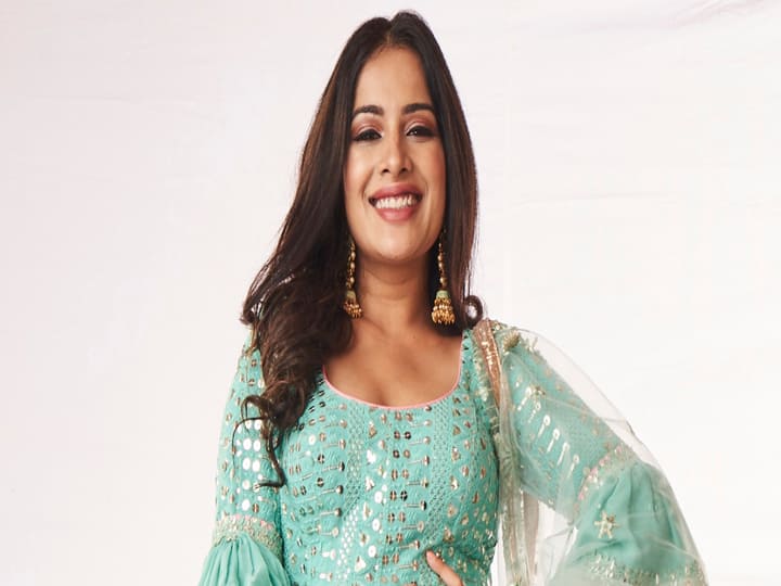 उसके बाद पंजाब की सारा गुरपाल को टास्क दिया गया. जिसमें उन्हें अपने बालों को शोल्डर लेंथ तक कटवाने थे. सारा ने तुरंत ये शर्त मान ली. दूसरे टास्क में सारा को 5 किलो का डंबल 1 मिनट तक पकड़ना था. ये टास्क सारा नहीं कर पाई थीं.