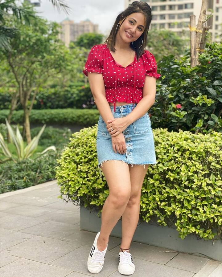 हिना खान की खूबसूरती और अंदाज को देखकर सिद्धार्थ उनके दीवाने हो गए हैं. दोनों की बीच काफी अच्छी बॉन्डिंग हो गई. मंगलवार के एपिसोड में हिना खान ने रानी का किरदार निभाया, जबकि सिद्धार्थ चोरों के गैंग के लीडर बने.