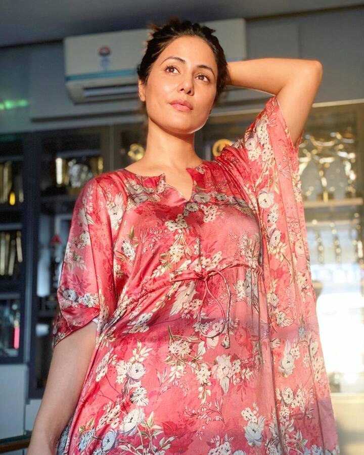 हिना खान टीवी की पॉपुलर एक्ट्रेस हैं. बिग बॉस 11 में हिस्सा लेने के बाद वह और भी पॉपुलर हो गई हैं. वह इस सीजन की विनर रही शिल्पा शिंदे के साथ लड़ाई को लेकर काफी चर्चा में रहीं.