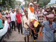 Bihar Election: भैंसे की सवारी कर नामांकन करने पहुंचा उम्मीदवार, बताई ये वजह