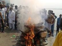 रायबरेली: शहीद शैलेंद्र सिंह की अंतिम विदाई में उमड़ा हुजूम, बूढ़े पिता ने कांपते हाथों से दी मुखाग्नि